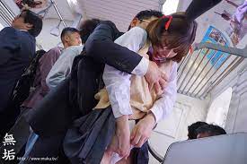 >MUDR-085 นักเรียนสาวโดนลวนลามในรถไฟ Eimi Fukada