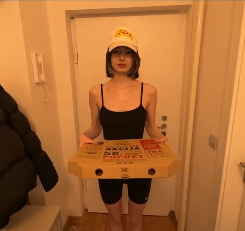 >Pornฝรั่ง Cutie Kim ส่งพิซซ่าหน้าห้องแต่ร้องลั่น Sexy delivery girl ate my pizza